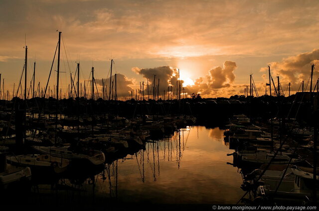 Coucher de soleil au dessus de Port Crouesty
Mots-clés: reflets bretagne morbihan voilier bateau contre-jour mat_de_voilier port_de_plaisance presqu-ile_de_rhuys ocean atlantique coucher_de_soleil coucher_de_soleil