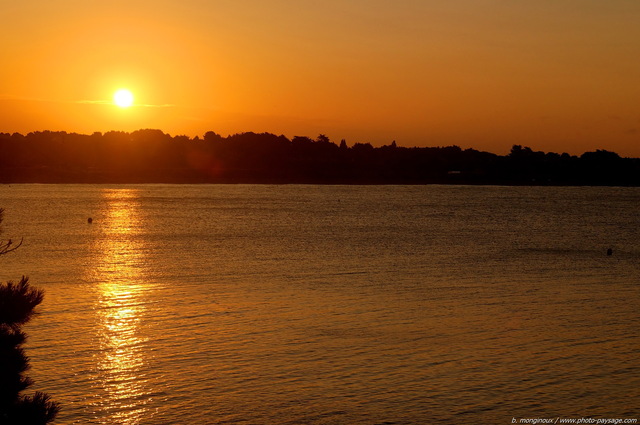 Lever de soleil sur les eaux de l'Atlantique
Presqu'à®le de Rhuys, Morbihan
Bretagne, France
Mots-clés: mer cote littoral bretagne morbihan presqu-ile_de_rhuys ocean contre-jour atlantique aube matin reflets lever_de_soleil lever_de_soleil
