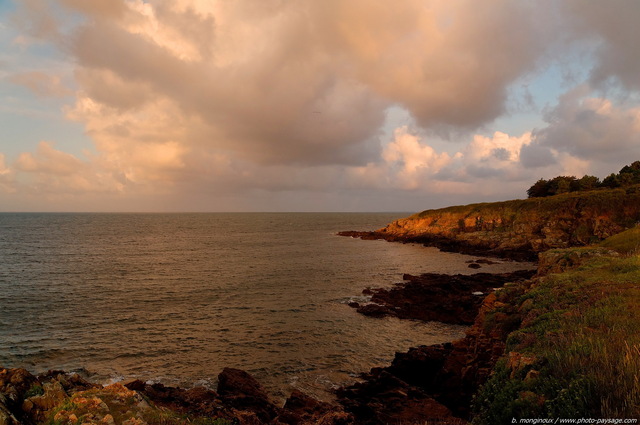 Lueurs de l'aube sur la presqu'île de Rhuys
Presqu'île de Rhuys, Morbihan
Bretagne, France
Mots-clés: mer cote littoral bretagne morbihan nuage falaise presqu-ile_de_rhuys ocean atlantique matin falaise ciel_aube