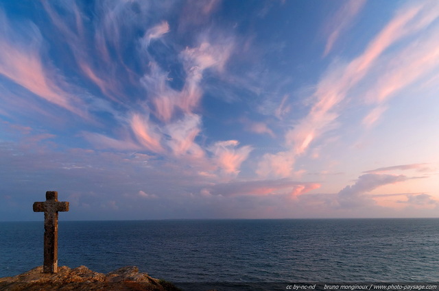 La croix de Saint-Gildas-de-Rhuys face à l'océan
Sur la pointe du Grand Mont se dresse une croix en pierre, plantée au sommet de la falaise. Elle domine la mer, sous un ciel de crépuscule aux nuages teintés de rose. 

Presqu'île de Rhuys, Morbihan 
(Bretagne, France)
Mots-clés: morbihan bretagne St-Gildas-de-Rhuys littoral croix cote crepuscule presqu-ile_de_rhuys les_plus_belles_images_de_nature celte celtique mer ocean atlantique les_plus_belles_images_de_nature