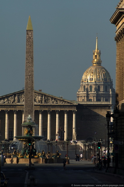 Obélisque de la Concorde 
En arrière plan : l'Assemblée Nationale et la coupole des Invalides.
Paris, France
Mots-clés: paris paysage_urbain cadrage_vertical