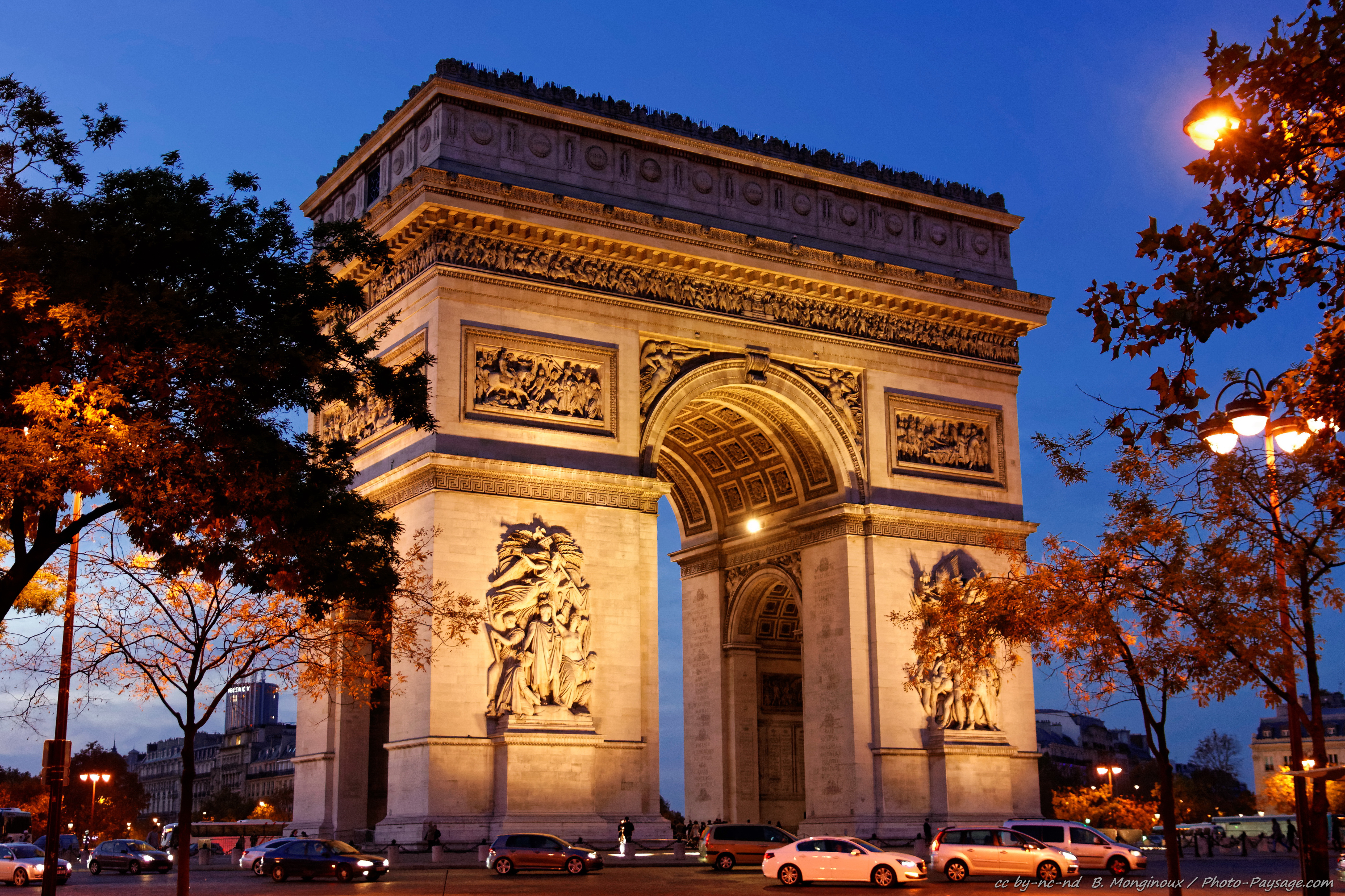 Триумфальная арка это. Триумфальная арка Париж. Триумфальная арка (Франция). Триумфальная арка и пантеона в Париже. Триумфальная арка на площади Шарля де Голля.