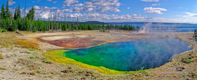 Abyss pool  
En arrière plan, le lac de Yellowstone.
West Thumb geyser basin, parc national de Yellowstone, Wyoming, USA
Mots-clés: yellowstone wyoming usa categorielac source_thermale photo_panoramique foret_usa