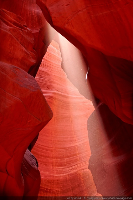 Un rayon de soleil passe à  travers le canyon
Upper Antelope Canyon, réserve de la Nation Navajo, Arizona, USA
Mots-clés: antelope canyon arizona navajo usa cadrage_vertical