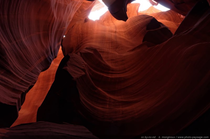 Jeu d'ombre et lumières au fond d'Antelope Canyon
Upper Antelope Canyon, réserve de la Nation Navajo, Arizona, USA
Mots-clés: antelope canyon arizona navajo usa