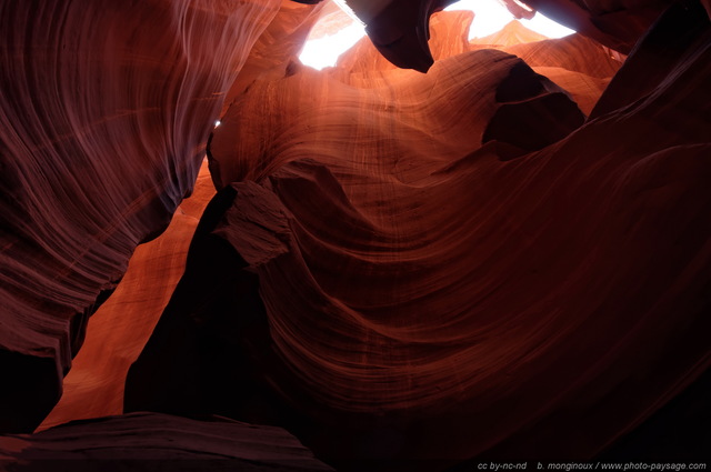 Jeu d'ombre et lumières au fond d'Antelope Canyon
Upper Antelope Canyon, réserve de la Nation Navajo, Arizona, USA
Mots-clés: antelope canyon arizona navajo usa