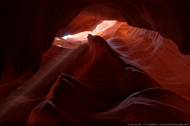 L'été, lorsque le soleil atteint son zénith, des puits de lumière éclairent le fond du canyon
Upper Antelope Canyon, réserve de la Nation Navajo, Arizona, USA
Mots-clés: antelope canyon arizona navajo usa