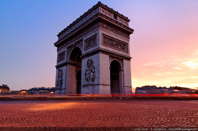 Arc de Triomphe
Pose longue prise sur la place de l'Etoile, éclairée par les lueurs de l'aube qui pointe au-dessus des toits parisiens. 

Paris, France
Mots-clés: aube aurore paris rue paves trainees_lumineuses monument arc-de-triomphe les_plus_belles_images_de_ville