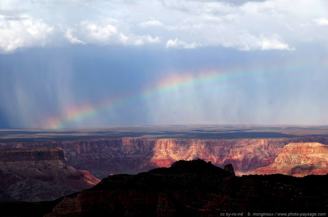 Arc en ciel sur le Grand Canyon
Un arc-en-ciel se dessine sur un rideau de pluie au-dessus des falaises de la rive sud du Grand Canyon. 
Parc National du Grand Canyon (North Rim), Arizona, USA
Mots-clés: grand-canyon north-rim arizona usa nature montagne categ_ete arc-en-ciel pluie