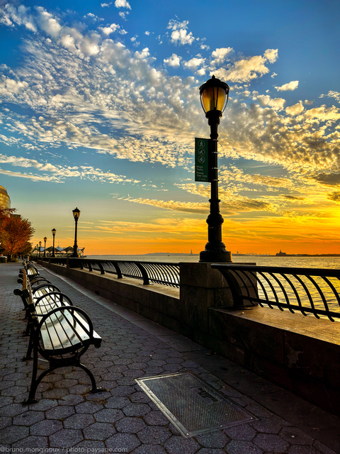 Au bord du fleuve Hudson 
Sud de Manhattan, New-York, USA
Mots-clés: Cadrage_vertical lampadaire contre-jour coucher_de_soleil baie-de-new-york