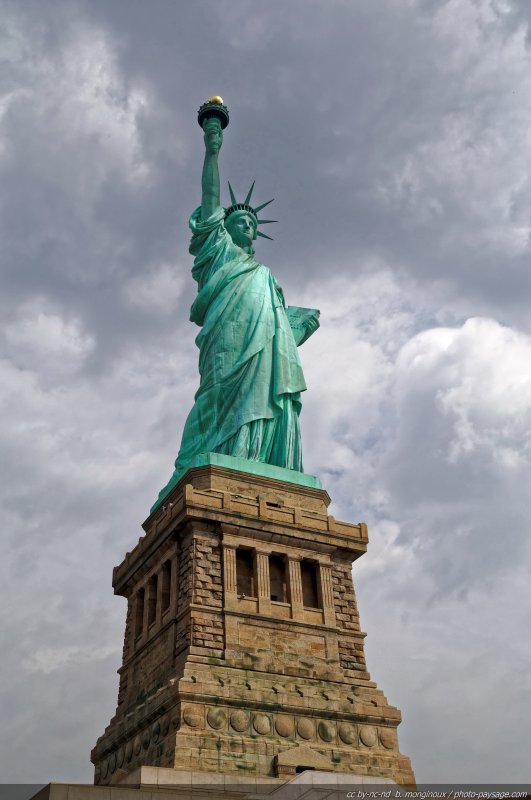 Au pied de la Statue de la Liberté -  2
Liberty Island (Baie de New York, USA)
Mots-clés: new-york usa monument cadrage_vertical