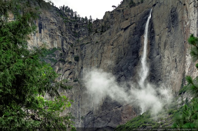 Au pied de la cascade de Bridalveil fall
Parc National de Yosemite, Californie, USA
Mots-clés: yosemite californie usa cascade montagne_usa