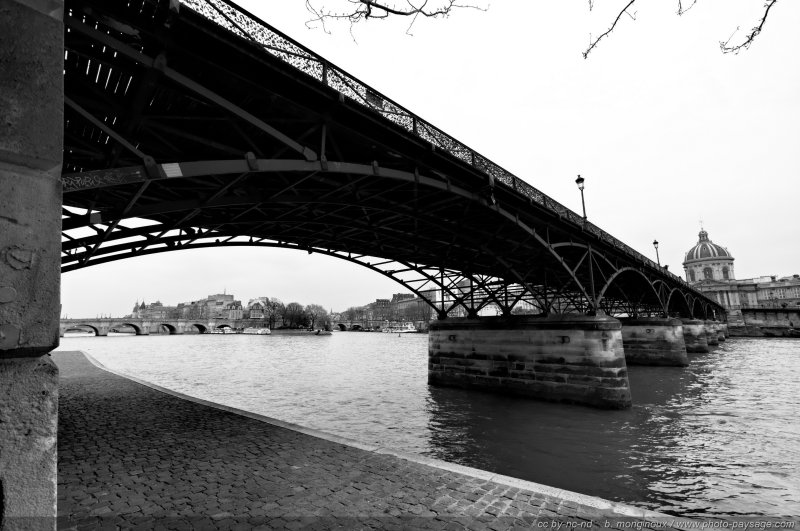 Au pied du Pont des Arts
Les ponts de Paris
Mots-clés: grand-angle sous_les_ponts noir_et_blanc paris paysage_urbain les_ponts_de_paris monument la_seine pont-des-arts