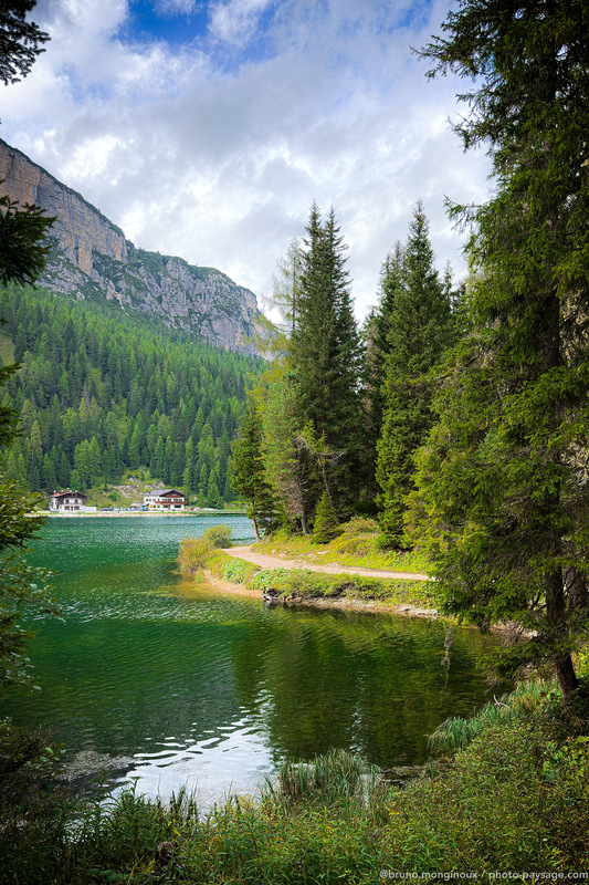 Balade autour du lac de Misurina 
Lago di Misurina
Dolomites, Italie 
Mots-clés: Categ_ete cadrage_vertical categorielac foret_alpes sentier Italie_autre les_plus_belles_images_de_nature plage