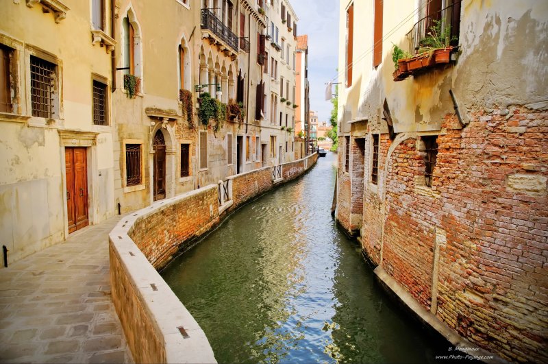 Balade dans les ruelles de Venise -03
Venise, Italie
Mots-clés: italie venise canal cite_des_doges unesco_patrimoine_mondial mur brique ruelle