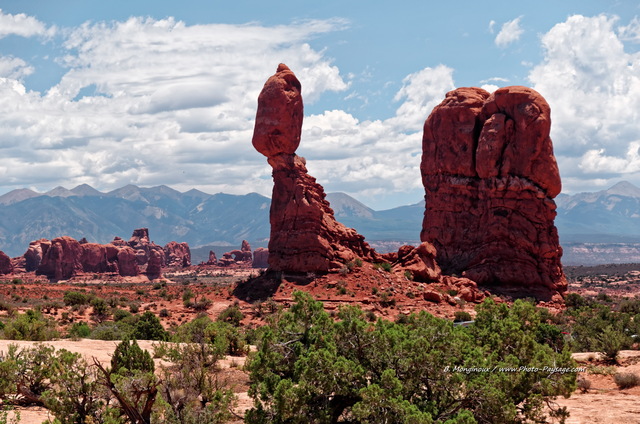 Balanced Rock
Balanced Rock est un étonnant rocher en équilibre, de la taille de trois autobus, situé près de la route principale du Parc National de Arches. Un sentier permet d'en faire le tour. En arrière plan sur la gauche de la photo, on distingue une des 2000 arches naturelles disséminées dans ce parc.

Arches National Park, Utah, USA
Mots-clés: utah usa desert