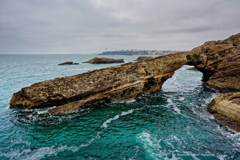Biarritz, une arche naturelle à proximité du rocher de la Vierge
Biarritz, côte basque
Mots-clés: biarritz arche_naturelle phare regle_des_tiers