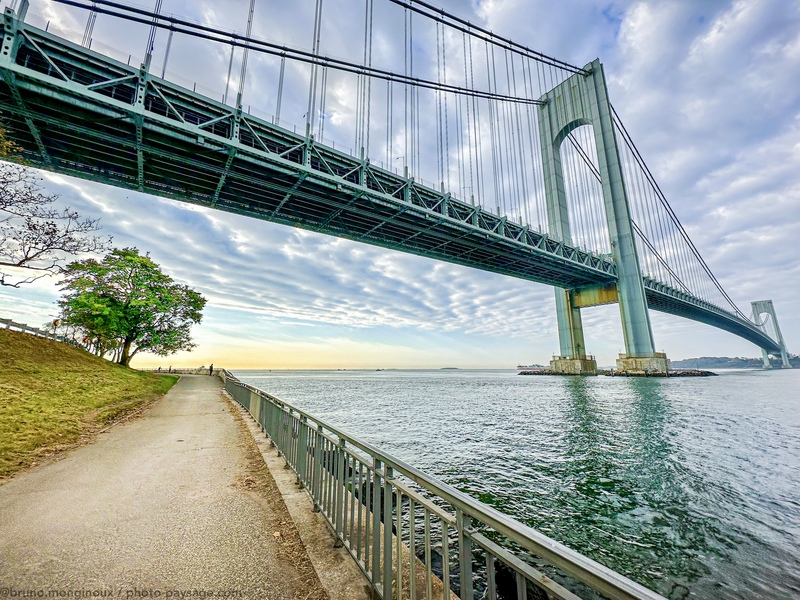 Pont de Verrazzano-Narrows
Relie le quartier de Brooklyn à celui de Staten Island 
Photo prise depuis Shore Park, Brooklyn, New-York 
Mots-clés: les_plus_belles_images_de_ville Pont route chemin