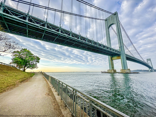 Pont de Verrazzano-Narrows
Relie le quartier de Brooklyn à  celui de Staten Island 
Photo prise depuis Shore Park, Brooklyn, New-York 
Mots-clés: les_plus_belles_images_de_ville Pont route chemin