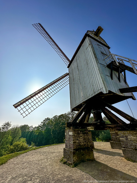 Moulin à  vent
Bruges, Belgique
Mots-clés: moulin contre-jour cadrage_vertical
