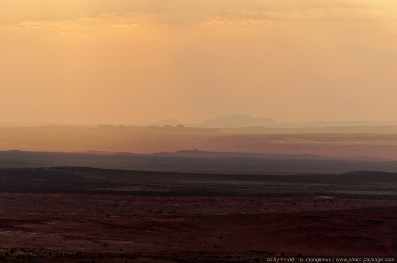 Brume matinale sur fond de paysage désertique
Monument Valley (Navajo Tribal Park, Utah & Arizona), USA
Mots-clés: usa nature monument-valley arizona navajo brume desert