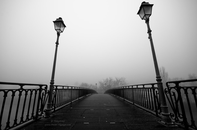 Brume sur la passerelle de Bry
Achevée en 1894 par Gustave Eiffel, cette passerelle relie les villes de Bry sur Marne et du Perreux sur Marne
Val de Marne, France
Mots-clés: noir_et_blanc pont brume lampadaires