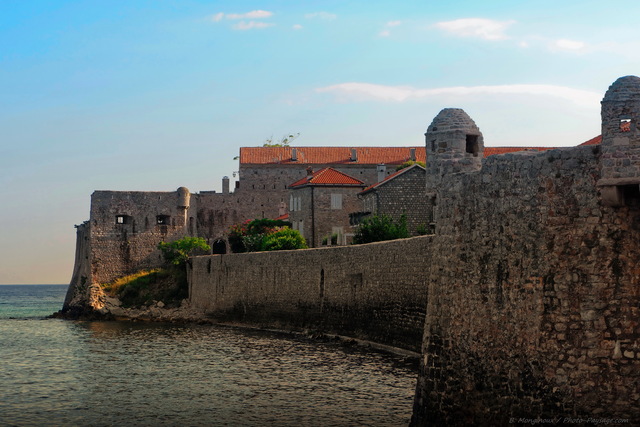 Les remparts de la vieille ville de Budva face à  la mer Adriatique
Budva, Monténégro
Mots-clés: montenegro rempart adriatique categ_ete