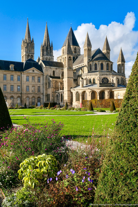 Abbaye aux hommes 
Caen, Normandie 
Mots-clés: Cadrage_vertical pelouse