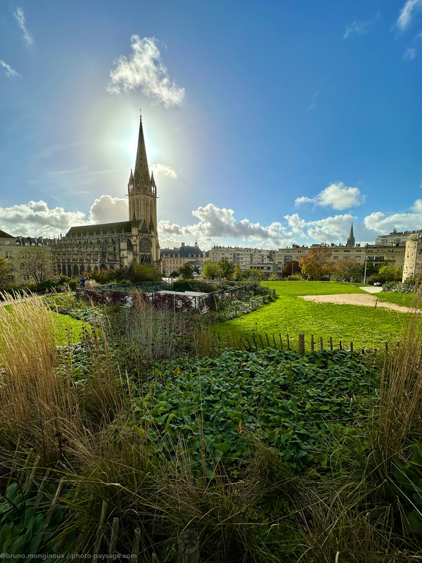 Église St Pierre
Caen, Normandie 
Mots-clés: Cadrage_vertical contre-jour