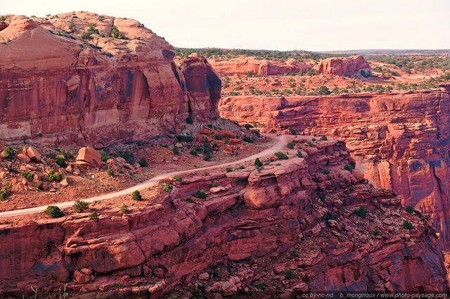 Un 4x4 roulant sur une corniche au bord du Shafer Canyon
Island in the sky, Shafer Canyon road, Canyonlands National Park, Utah, USA
Mots-clés: canyonlands utah usa desert montagne_usa