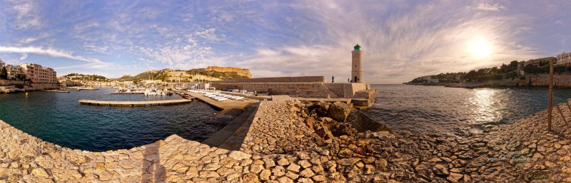 Cassis, vue panoramique du port et du phare
Cassis, Bouches du Rhône
Mots-clés: photo_panoramique phare mediterranee categ_ete bateau port coucher_de_soleil