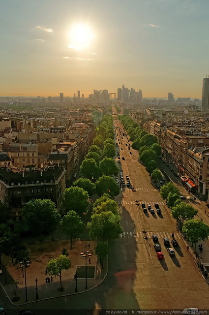 Coucher de soleil au dessus de l'avenue de la Grande Armée
En arrière plan : les tours du quartier d'affaires de la Défense.
[Paris photographié depuis le toit de l'Arc de Triomphe]

Mots-clés: paris paysage_urbain coucher_de_soleil la_defense cadrage_vertical