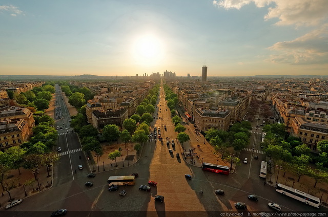 Coucher de soleil au dessus de la Défense
De gauche à  droite : l'avenue Foch, l'avenue de la Grande Armée, et l'avenue Carnot.

[Paris photographié depuis le toit de l'Arc de Triomphe]

Mots-clés: paris paysage_urbain coucher_de_soleil grand-angle la_defense