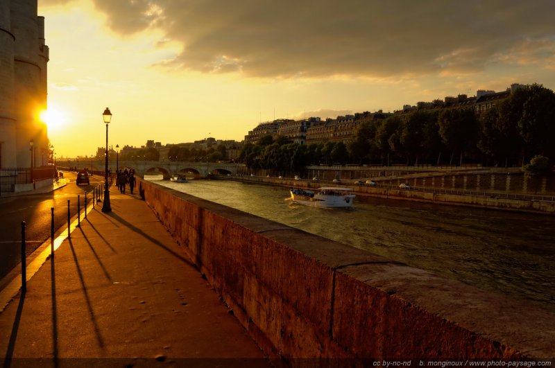 Coucher de soleil sur le quai de l'Horloge
Ile de la Cité
Paris, France
Mots-clés: paris coucher_de_soleil la_seine contre-jour