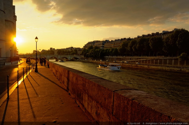 La Seine à Paris Coucher De Soleil Sur Le Quai De L