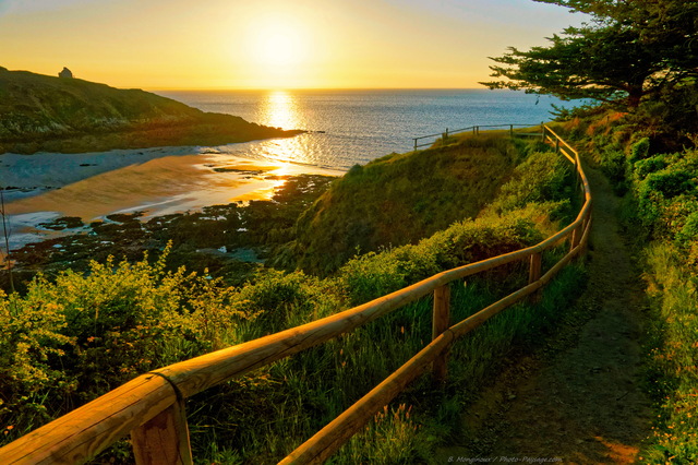 Promenade sous le soleil couchant le long du littoral breton
Côtes d'Armor, Bretagne, France
Mots-clés: coucher_de_soleil sentier plage categmerbretagne les_plus_belles_images_de_nature