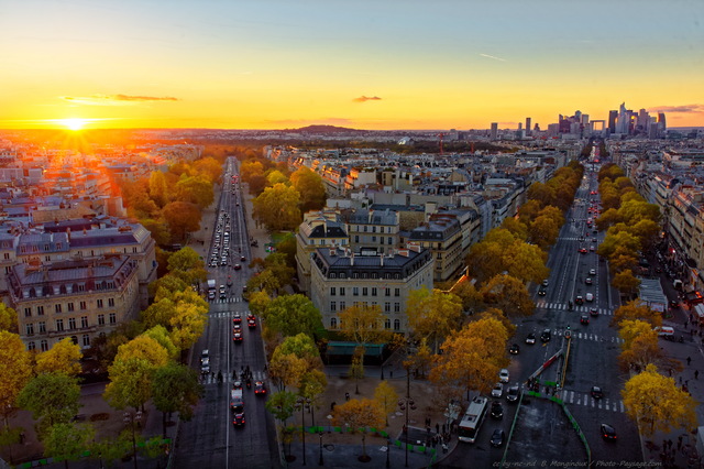 Coucher de soleil automnal sur Paris
Coucher de soleil photographié depuis le sommet de l'Arc de Triomphe de l'Etoile. 
De gauche à  droite : au premier plan, l'avenue Foch et l'avenue de la Grande Armée, et en arrière plan, la canopée du Bois de Boulogne, et les gratte-ciels du quartier d'affaires de la Défense.
Mots-clés: paris coucher_de_soleil les_plus_belles_images_de_ville automne belles-photos-automne