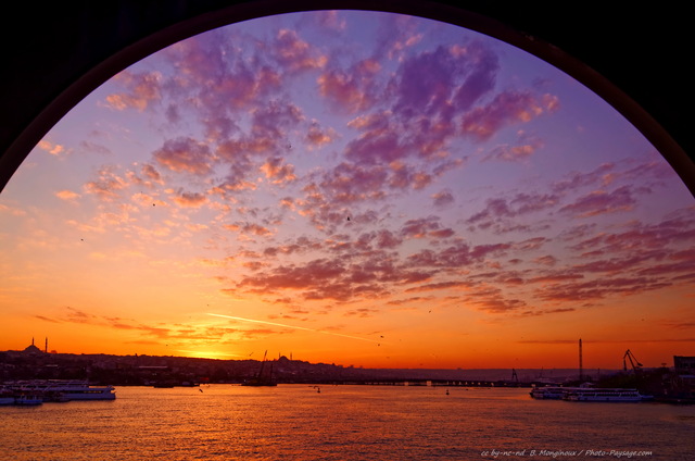 Coucher de soleil sur la Corne d'Or -01
La corne d'or photographiée depuis le pont de Galata.

Istanbul, Turquie
Mots-clés: turquie fleuve corne_d_or paysage_urbain contre-jour coucher_de_soleil les_plus_belles_images_de_ville