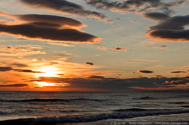 Coucher de soleil sur la Méditerranée
Massif dunaire de l'Espiguette
Le Grau du Roi / Port Camargue (Gard). 
Mots-clés: coucher_de_soleil nature reflets sable plage mer mediterranee espiguette gard languedoc_roussillon languedoc-roussillon littoral nature