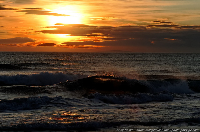 Coucher de soleil sur les vagues de la Mer Méditerranée
Massif dunaire de l'Espiguette
Le Grau du Roi / Port Camargue (Gard). 
Mots-clés: coucher_de_soleil nature reflets vagues plage mer mediterranee plage espiguette gard languedoc_roussillon languedoc-roussillon littoral nature