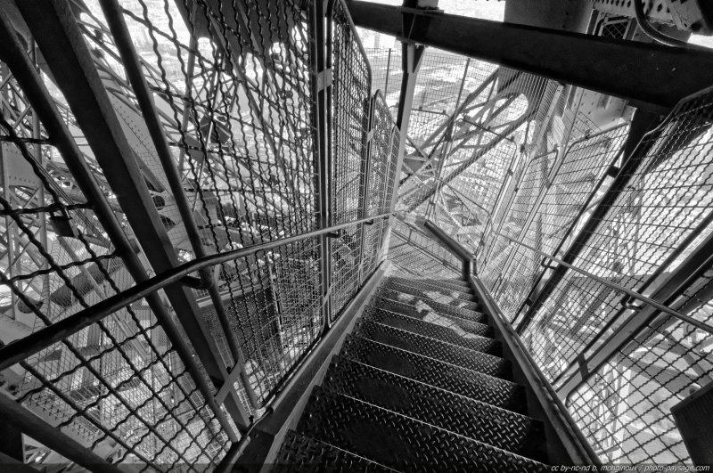 Dans l'escalier de la Tour Eiffel
Paris, France
Mots-clés: noir_et_blanc paris