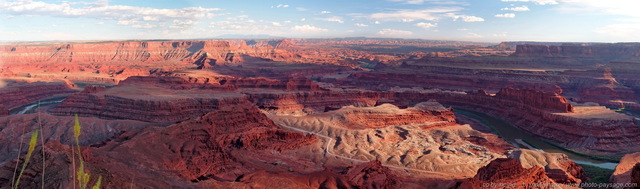 Vue panoramique du fleuve Colorado depuis Dead Horse Point
Le véhicule qui roule sur la piste en bas à  droite de l'image pourra vous donner une idée de l'immensité de ce paysage, photographié 600 mètres au-dessus du fleuve Colorado. Pour l'apercevoir, cliquez sur le bouton "...télécharger le Wallpaper HD" et zoomez sur la piste en bas à  droite. :)

Dead Horse Point state park (Canyonlands), Utah, USA
Mots-clés: USA etats-unis utah fleuve_colorado photo_panoramique canyon desert montagne_usa