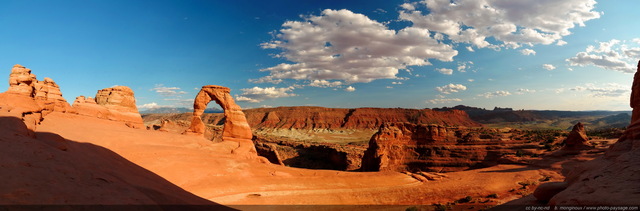 Delicate Arch - vue panoramique de l'ensemble du site
(assemblage panoramique HD)
Delicate Arch est une des plus belles arches naturelles du grand ouest américain, posée depuis plus de 70000 ans au bord d'une falaise. Elle est également le symbole de l'Utah. Delicate Arch est accessible après 1h à  1h30 de marche, dans le parc national de Arches. 
Arches National Park, Utah, USA
Mots-clés: USA etats-unis utah les_plus_belles_images_de_nature arche_naturelle regle_des_tiers categ_ete photo_panoramique
