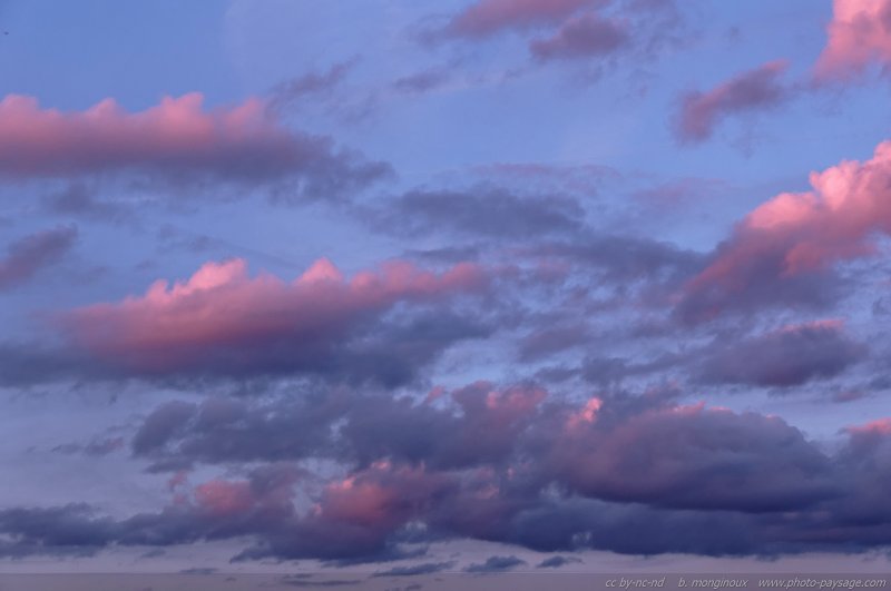 Des nuages teintés de rose avant le lever du soleil   1
Ciel d'aurore
Mots-clés: aube aurore ciel nuage