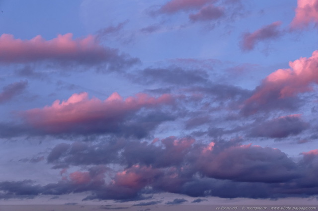 Des nuages teintés de rose avant le lever du soleil   1
Ciel d'aurore
Mots-clés: aube aurore ciel nuage