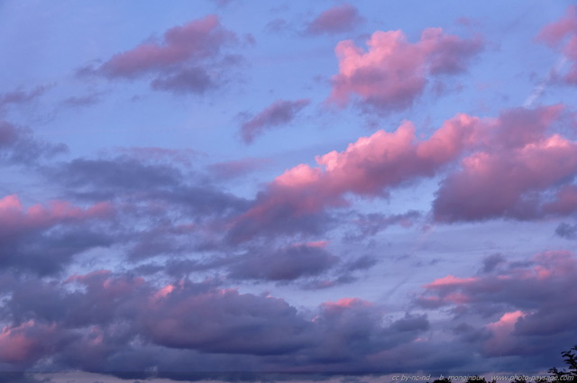 Des nuages teintés de rose avant le lever du soleil   3
Ciel d'aurore
Mots-clés: aube aurore ciel nuage