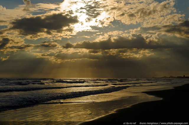 Des rayons de soleil à travers les nuages au dessus de la Méditerranée 
Les plages du Languedoc-Roussillon
Mots-clés: plage languedoc-roussillon herault contre-jour mer mediterranee ciel_d_en_bas vagues reflets nuage rayon_de_soleil