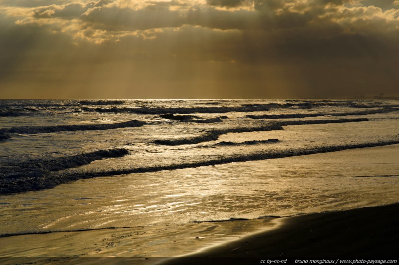 Des rayons de soleil au dessus de la Méditerranée 
Les plages du Languedoc-Roussillon
Mots-clés: plage languedoc-roussillon herault mer mediterranee ciel_d_en_bas vagues reflets rayon_de_soleil