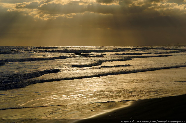 Des rayons de soleil au dessus de la Méditerranée 
Les plages du Languedoc-Roussillon
Mots-clés: plage languedoc-roussillon herault mer mediterranee ciel_d_en_bas vagues reflets rayon_de_soleil