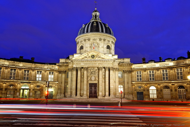 Des trainées de lumières laissées par les phares des voitures au pied de l'Institut de France
Photo prise depuis le Pont des Arts. Paris, France
Mots-clés: trainees_lumineuses paris_by_night